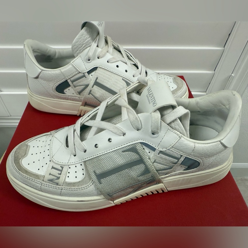 Valentino Garavani Leather Low-Top Calfskin VL7N Sneaker With Bands